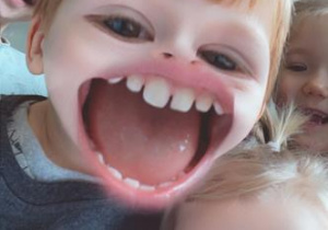 zdjęcie dzieci z nałożonym filtrem z aplikacji snapchat